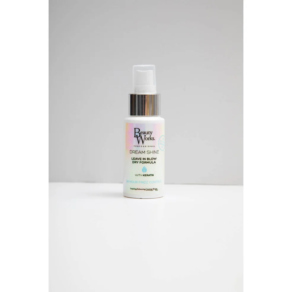 Beauty Works Dream Shine Spray On Humidity Shield spray do stylizacji włosów 65 ml Zdjęcie 1