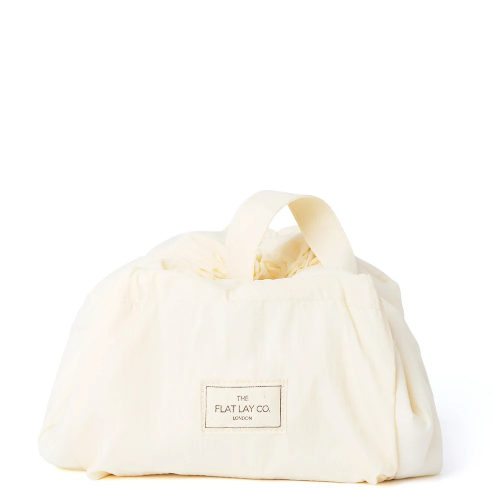 The Flat Lay Co. Drawstring Makeup Bag in Vanilla Parachute Zdjęcie 1